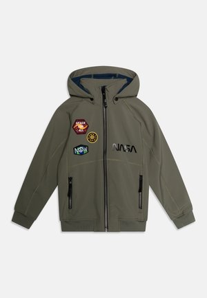 Veste zippée vert olive avec capuche, arborant le logo de la NASA et trois patches colorés. Texture douce, deux poches latérales zippées.
