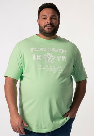 Mintgrünes T-Shirt mit kurzen Ärmeln, das ein grafisches Druckmotiv mit dem Text "TROUT TROPHY 1978" und "OUTDOOR & WILDLIFE" zeigt, mit weichem Material.