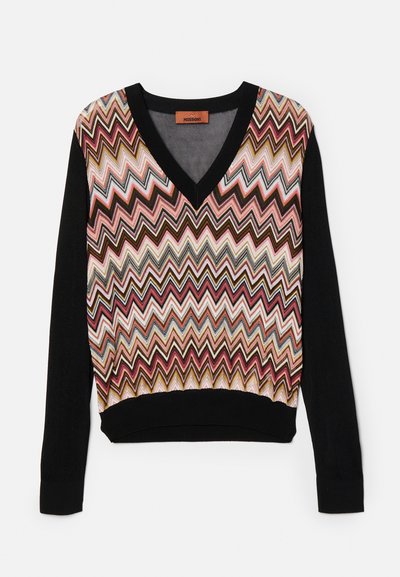Sweter z dekoltem w serek z wielokolorowym wzorem zygzaka w odcieniach różu, czerni i brązu. Żebrowane mankiety i dół w jednolitym czarnym kolorze.