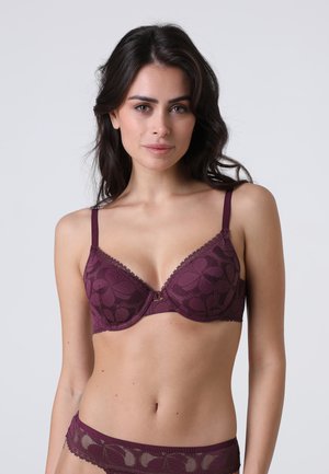 Bra in pizzo bordeaux con coppe sagomate e spalline regolabili, caratterizzato da motivi floreali e un piccolo dettaglio hardware centrale.