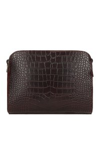 Clutch in pelle di colore marrone con stampa a coccodrillo, dalla superficie liscia, forma rettangolare e chiusura con zip. Presenta sottili dettagli di cucitura.