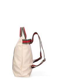 Zaino in pelle beige con spallacci a righe rosse e verdi, con una superficie liscia e una forma triangolare, dotato di una tracolla regolabile e una tasca laterale.