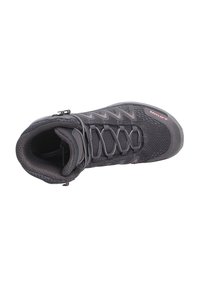 Czarne buty trekkingowe z teksturowaną powierzchnią, zaokrąglonym noskiem, szarymi akcentami i sznurowanym zapięciem. Posiadają pętelkę do zakupu i oddychającą podszewkę z tkaniny.