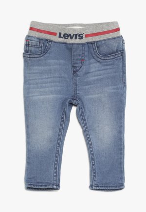 Světle modré dětské džíny s elastickým šedým pasem zdobeným červenými pruhy a logem "Levi's", přední kapsy a vybledlé detaily.