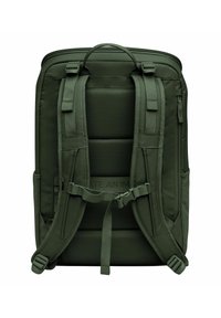 Sac à dos vert olive avec des bretelles rembourrées, un panneau arrière en mesh, une fermeture éclair, des poches latérales et des boucles ajustables pour un confort accru.
