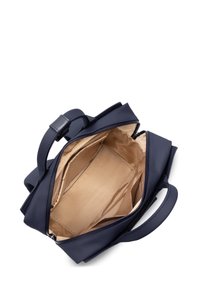 Sac fourre-tout bleu marine au design structuré, avec une large ouverture, doublure en tissu beige et deux poignées. L'intérieur comprend des poches.