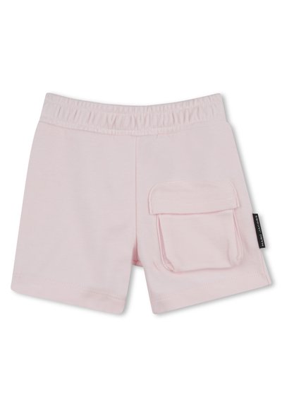 Lichtroze katoenen shorts met een elastische tailleband en een zijzak. Gladde textuur met gestikte zomen en een label aan de zijkant.