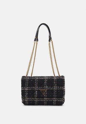 Sac à bandoulière en tweed noir avec des sangles en chaîne dorée et un logo triangulaire Guess à l'avant, présentant un motif à carreaux avec des accents subtils blancs et roses.