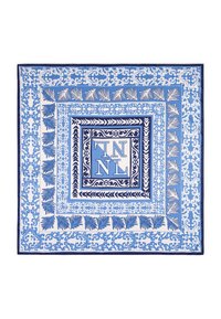 Écharpe à motifs bleus arborant des dessins floraux et géométriques complexes, avec un mélange de tons bleu clair et bleu marine. Lettres centrales "TN" et "NL".