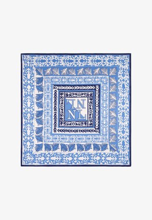 Niebieski szalik z wzorem, zawierający misternie wykonane kwiatowe i geometryczne motywy, w odcieniach jasnoniebieskiego i granatowego. Centralnie umieszczone litery "TN" oraz "NL".