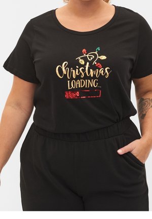 Sort T-shirt med gyldent "Christmas Loading"-tekst, dekoreret med farverige julelys ovenover og en rød indlæsningsbjælke nedenunder.