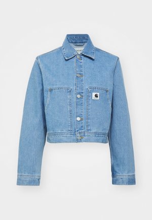 Chaqueta de mezclilla azul recortada con cierre de botón, dos bolsillos frontales y etiqueta de logo. Presenta un cuello clásico y mangas largas.