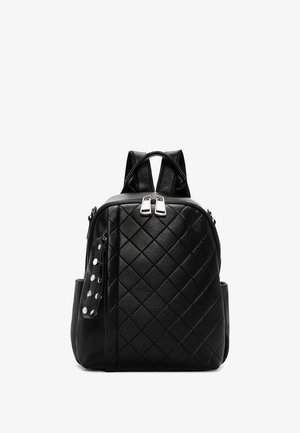 Sac à dos en cuir matelassé noir avec doubles zips, bretelles ajustables et une sangle latérale avec des accents circulaires. Design compact et structuré.