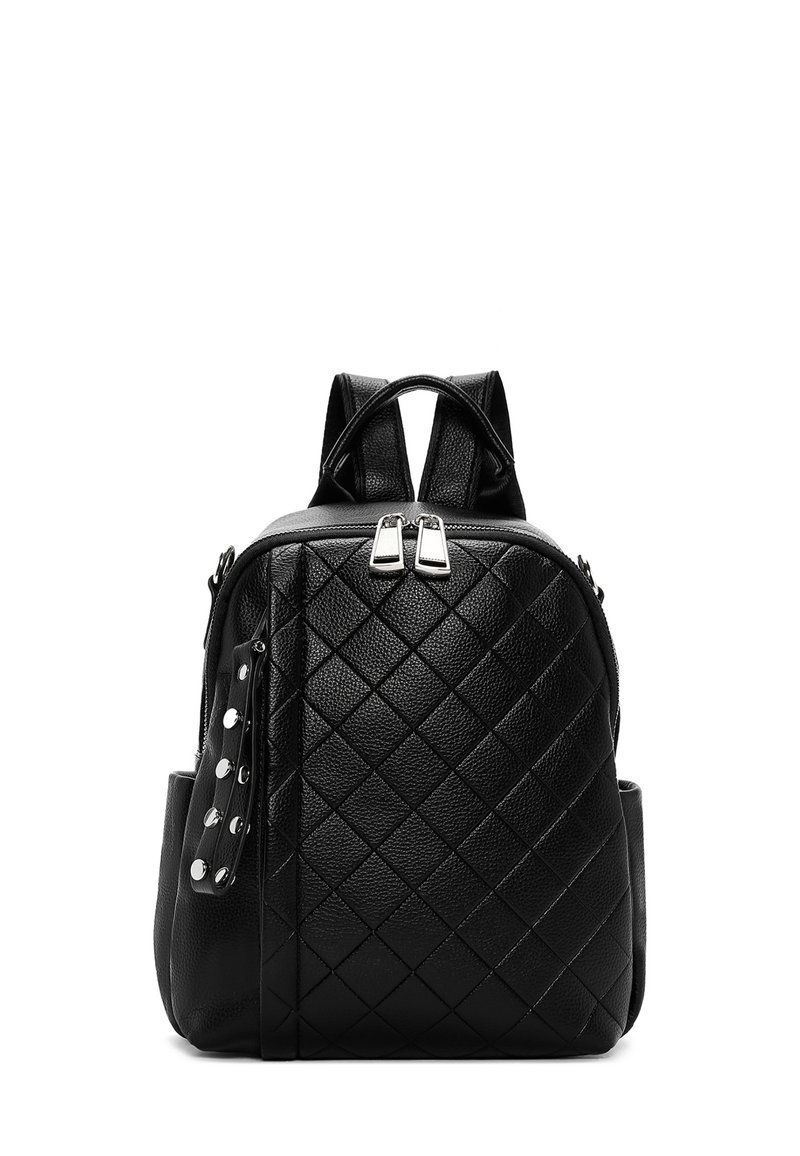 Zaino in pelle nera trapuntata con doppie cerniere, spallacci regolabili e una tracolla laterale con ornamenti circolari. Design compatto e strutturato.