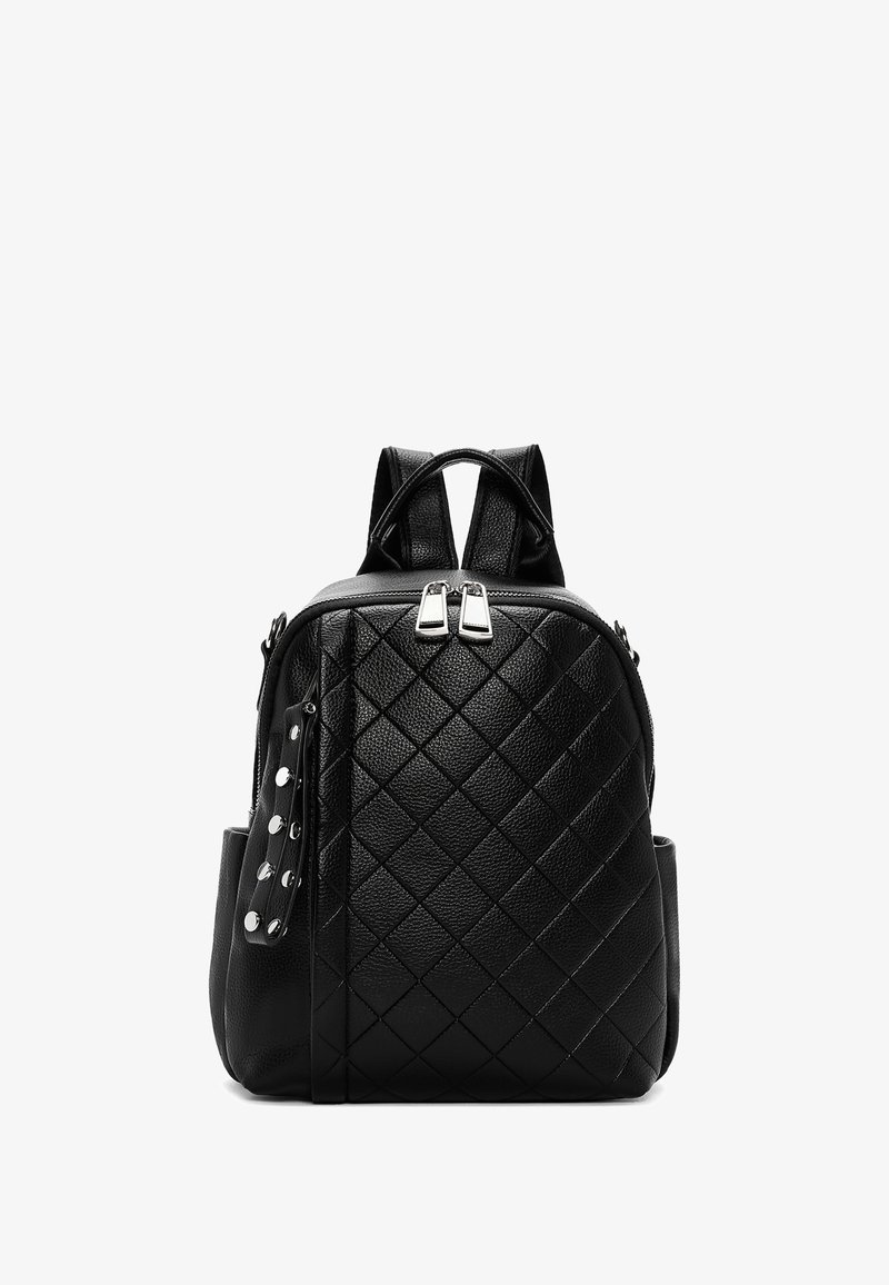 Mochila de cuero negro acolchado con cremalleras dobles, correas ajustables y una correa lateral con acentos circulares. Diseño compacto y estructurado.