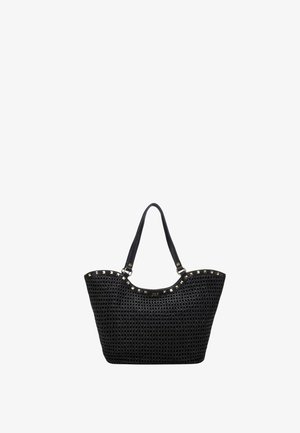 Borsa tote nera intrecciata con doppi manici e borchie quadrate dorate lungo il bordo superiore, con apertura curva.