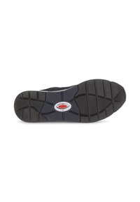 Zwarte rubberen zool met textuurpatronen en groeven, met in het midden een cirkelvormig rood en wit logo label.