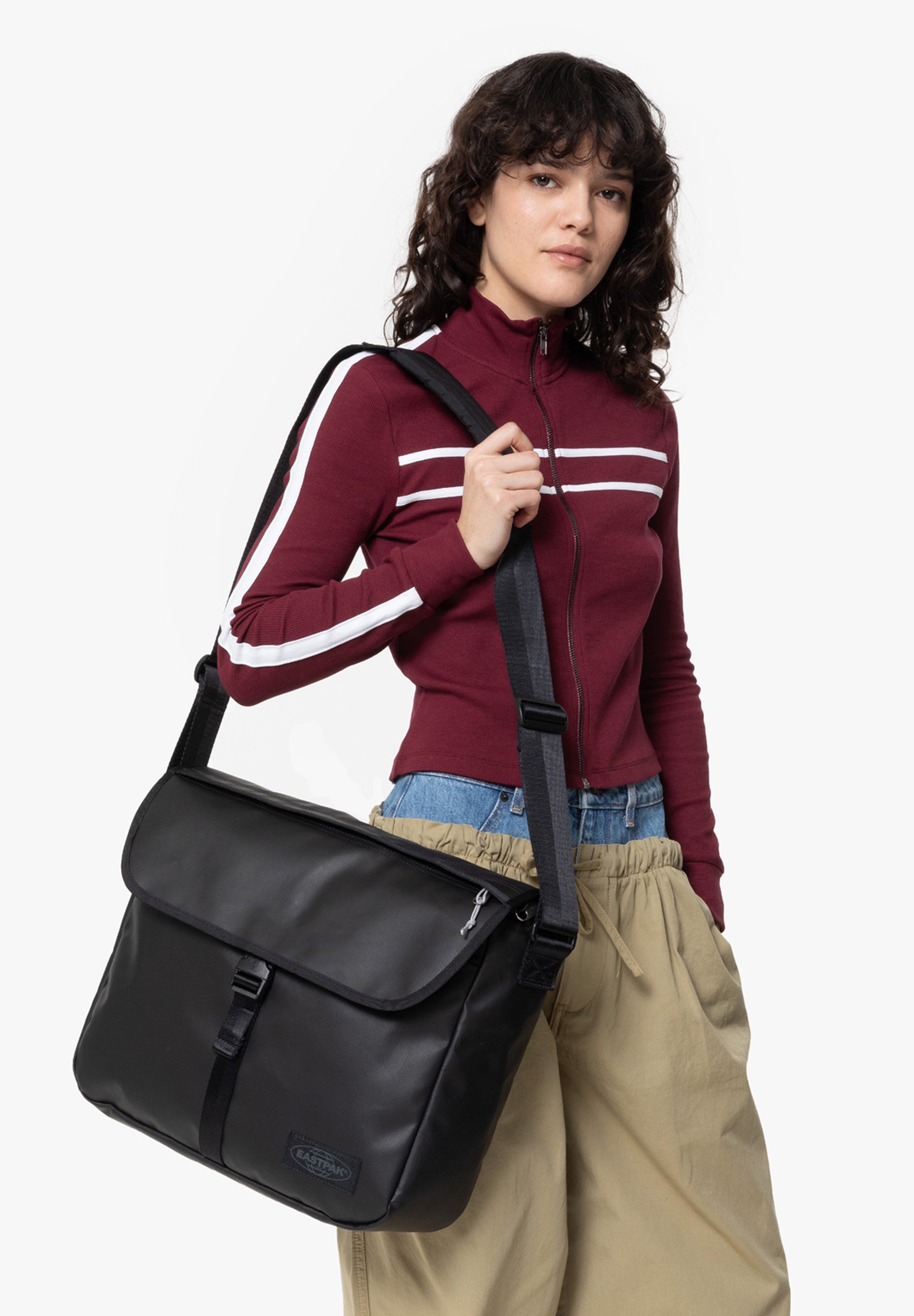 Eastpak 델리게이트 크로스 바디 백 타프 블랙