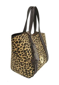 Borsa a tracolla stampa leopardata con superficie testurizzata, cinghie in pelle marrone e un dettaglio in metallo dorato a forma circolare sul lato.