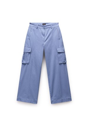 Világoskék cargo nadrág sima anyagból. Kétoldali zsebekkel, laza szabással és egyenes lábakkal rendelkezik, varrott részletekkel.