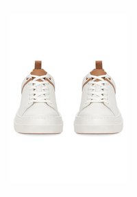 Białe skórzane sneakersy z brązowymi skórzanymi akcentami, okrągły nos, sznurowana konstrukcja, teksturowana podeszwa oraz tylna pętelka do łatwego zakładania.