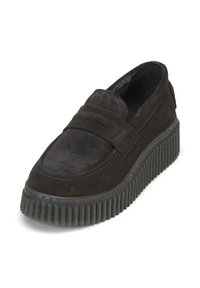 Zwarte suède instapper met een ronde neus, voorzien van een geribbelde plateauzool en gestikte details over de wreef.