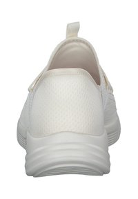Scarpa bianca slip-on con tomaia in rete testurizzata, collare imbottito e suola ammortizzata. Caratterizzata da un tab a loop sul tallone per una facile calzata.