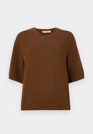 Brauner gestrickter Pullover mit kurzen Ärmeln, Rundhalsausschnitt und strukturiertem Muster. Das Material hat eine weiche, leicht lockere Webart.