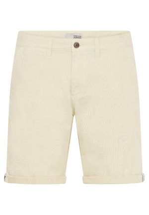 Pantalones cortos de algodón beige con cierre de botón en la parte delantera, bolsillos laterales y dobladillos enrollados; tejido texturizado con un patrón sutil.
