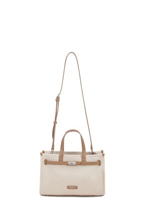 Borsa rettangolare beige con manici in pelle color cuoio e tracolla regolabile, dotata di fibbia frontale e piccola targhetta del marchio.