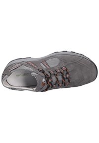Chaussure en daim gris avec des panneaux en mesh, lacets orange vif et semelle en caoutchouc texturé. Comprend une semelle intérieure rembourrée et un renfort au niveau des orteils.