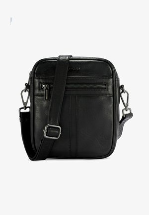 Czarna skórzana torebka na ramię z regulowanym paskiem, przednią kieszenią na zamek oraz srebrnymi metalowymi klamrami.