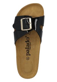 Sandalo scivoloso in pelle nera lucida con una fascia larga e dettagli in fibbia dorata. Suola in sughero marrone spesso con logo inciso.