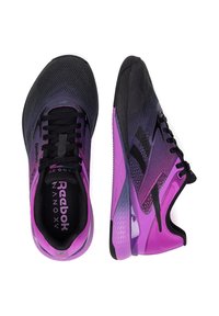 Reebok Nano X1 treniruočių batai, juodas ir purpurinis gradientinis mezginys viršuje, paminkštinta apykaklė, juodi raišteliai, tekstūruota guma padas, elegantiškas dizainas.