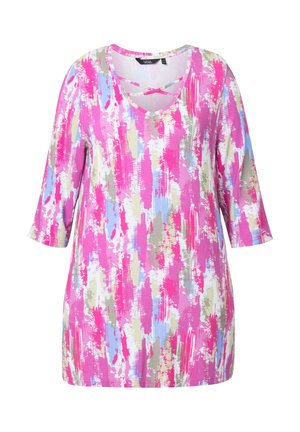 Roze tuniektop met een kleurrijk abstract patroon met penseelstreken in blauw en beige. Het heeft een ronde halslijn en driekwart mouwen.