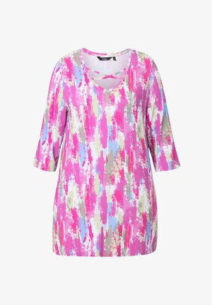 Pink tunika med et farverigt abstrakt mønster, der indeholder penselstræk i blå og beige. Den har en rund halsudskæring og trekvartærmer.