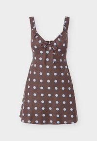 Καφέ αμάνικο φόρεμα με ανοιχτό μπλε πουά, φιόγκο μπροστά και βολάν στους ιμάντες, αποτυπωμένο σε λευκό φόντο.