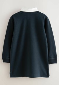 Navyblaues Langarm-Polohemd mit weißem Kragen, geradem Schnitt, seitlichen Schlitzen und gerippten Bündchen für einen bequemen Sitz.