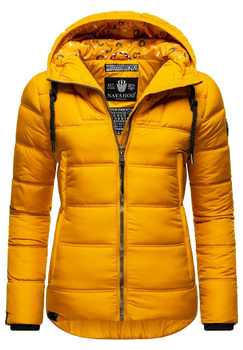Veste matelassée jaune avec capuche, dotée d'une fermeture éclair frontale, de cordons de serrage noirs et d'un motif intérieur. Design matelassé avec des poignets côtelés.