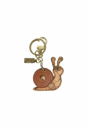 Een slakvormige sleutelhanger van gestructureerd bruin leer met een ronde schelp. Voorzien van een gouden metalen ring voor bevestiging en een klein logo-detail.