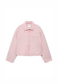 Világos rózsaszín, rövidített kabát gallérral, elöl cipzáras záródással és két nagy első zsebbel, fehér háttéren elhelyezve.