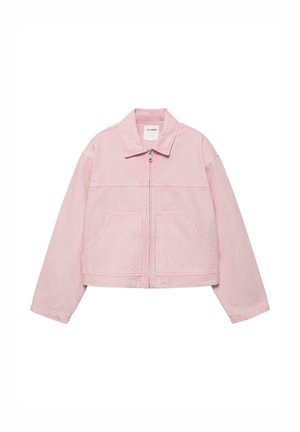 Hellrosa gekürzte Jacke mit Kragen, Frontreißverschluss und zwei großen Fronttaschen, flach auf weißem Hintergrund liegend.