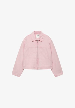 Világos rózsaszín, rövidített kabát gallérral, elöl cipzáras záródással és két nagy első zsebbel, fehér háttéren elhelyezve.