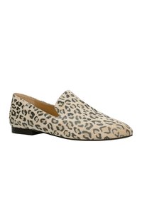Béžová slip-on obuv s leopardím potiskem a černými akcenty, vyrobená z texturované tkaniny, s nízkým podpatkem a elegantním designem.