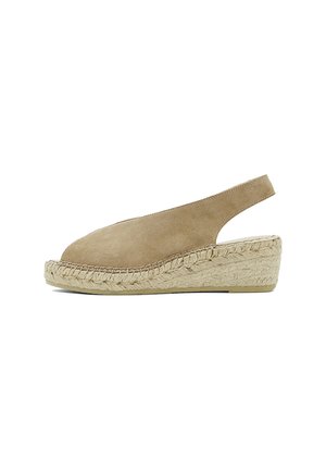 Sandale espadrille beige en daim à talon compensé, bout fermé, dos ouvert et semelle en jute tressée sur fond blanc.