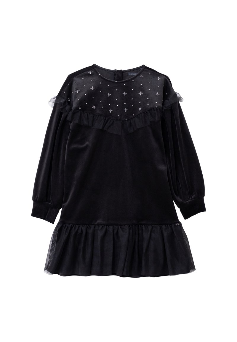 Czarna aksamitna sukienka z przezroczystą górą ozdobioną wzorem gwiazd, z falbanianym kołnierzem i rękawami oraz rozkloszowanym falbanianym dołem. Długie rękawy zakończone elastycznymi mankietami.