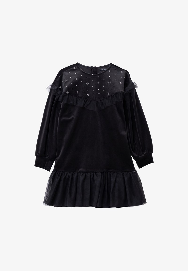 Czarna aksamitna sukienka z przezroczystą górą ozdobioną wzorem gwiazd, z falbanianym kołnierzem i rękawami oraz rozkloszowanym falbanianym dołem. Długie rękawy zakończone elastycznymi mankietami.