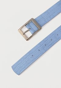 Blauwe riem met krokodillenprint en een zilveren metalen gesp, voorzien van gelijkmatig verdeelde gaten langs de band voor verstelbaarheid.