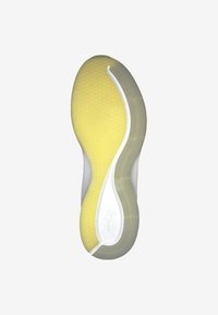 Sula av en sneaker, med en texturerad gul gummibotten, vit mellansula och en böjd design för ergonomisk passform.