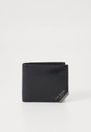 Billetera de cuero negra con una textura suave, diseño de bi-fold y un acento plateado en una esquina con la marca "Ted Baker".